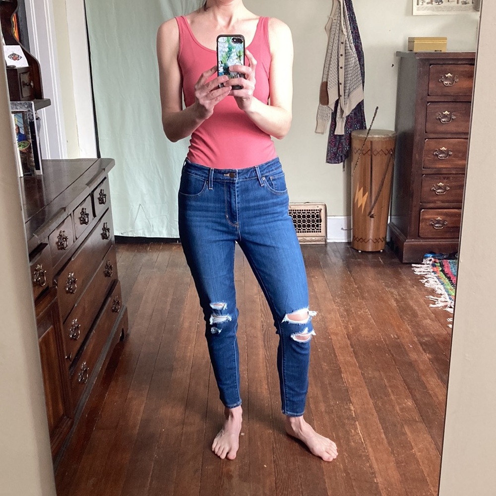 Levi’s 721 High rise ripped knee skinny ankle jeans size 29